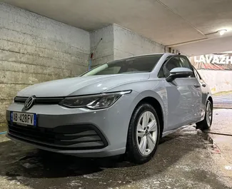 Volkswagen Golf 8 2020 autóbérlés Albániában, jellemzők ✓ Dízel üzemanyag és 150 lóerő ➤ Napi 25 EUR-tól kezdődően.