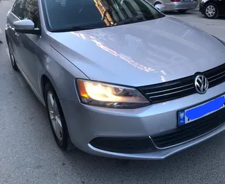 Ενοικίαση αυτοκινήτου Volkswagen Jetta 2015 στην Αλβανία, περιλαμβάνει ✓ καύσιμο Ντίζελ και 120 ίππους ➤ Από 25 EUR ανά ημέρα.