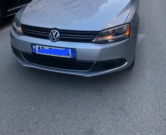 Vuokra-auton etunäkymä Volkswagen Jetta Durresissa, Albania ✓ Auto #9697. ✓ Vaihteisto Automaattinen TM ✓ Arvostelut 0.