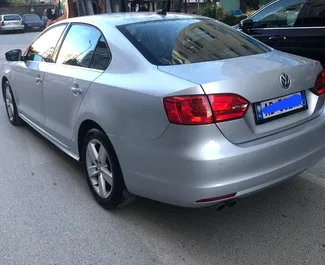 Volkswagen Jetta 2015 disponible para alquilar en Durres, con límite de millaje de ilimitado.