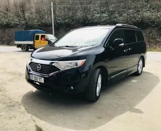 Vista frontal de um aluguel Nissan Quest em Kutaisi, Geórgia ✓ Carro #9627. ✓ Transmissão Automático TM ✓ 0 avaliações.