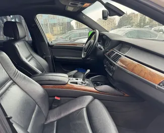 Interior de BMW X6 para alquilar en Georgia. Un gran coche de 5 plazas con transmisión Automático.