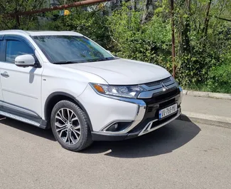 Frontvisning av en leiebil Mitsubishi Outlander Xl i Tbilisi, Georgia ✓ Bil #9706. ✓ Automatisk TM ✓ 0 anmeldelser.