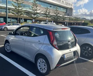 Sprednji pogled najetega avtomobila Toyota Aygo v na Madeiri, Portugalska ✓ Avtomobil #9837. ✓ Menjalnik Priročnik TM ✓ Mnenja 0.