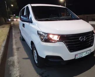 Predný pohľad na prenajaté auto Hyundai H1 v v Jerevane, Arménsko ✓ Auto č. 9707. ✓ Prevodovka Manuálne TM ✓ Hodnotenia 0.