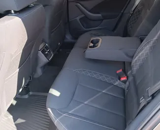 Interior do Skoda Kamiq para aluguer no Montenegro. Um excelente carro de 5 lugares com transmissão Automático.