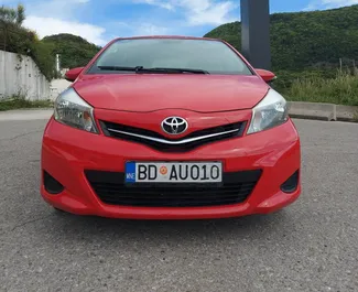 Vista frontal de um aluguel Toyota Yaris em Budva, Montenegro ✓ Carro #9537. ✓ Transmissão Automático TM ✓ 1 avaliações.