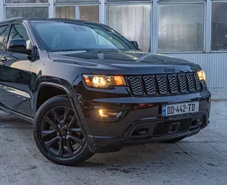 Sprednji pogled najetega avtomobila Jeep Grand Cherokee v v Tbilisiju, Georgia ✓ Avtomobil #9812. ✓ Menjalnik Samodejno TM ✓ Mnenja 0.