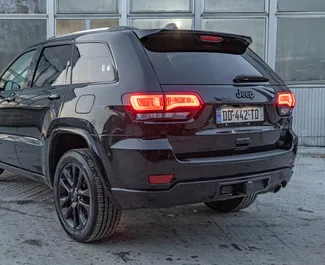 داخلية Jeep Grand Cherokee للإيجار في في جورجيا. سيارة رائعة بـ 5 مقاعد وناقل حركة أوتوماتيكي.