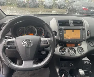 Toyota Rav4 kiralama. Konfor, SUV, Crossover Türünde Araç Kiralama Arnavutluk'ta ✓ Depozito 200 EUR ✓ TPL, CDW, FDW, Yurtdışı sigorta seçenekleri.