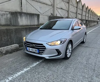 Vista frontal de un Hyundai Elantra de alquiler en Durres, Albania ✓ Coche n.º 9652. ✓ Automático TM ✓ 0 opiniones.