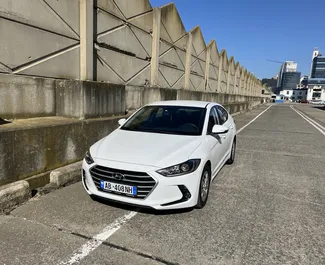 Vista frontal de un Hyundai Elantra de alquiler en Durres, Albania ✓ Coche n.º 9704. ✓ Automático TM ✓ 0 opiniones.