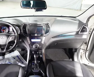 Intérieur de Hyundai Santa Fe à louer en Albanie. Une excellente voiture de 7 places avec une transmission Automatique.