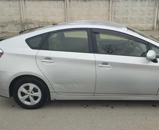 Toyota Prius 2012 location de voiture en Géorgie, avec ✓ Hybride carburant et 45 chevaux ➤ À partir de 114 GEL par jour.