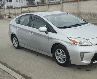 Vista frontal de um aluguel Toyota Prius em Tbilisi, Geórgia ✓ Carro #9795. ✓ Transmissão Automático TM ✓ 0 avaliações.