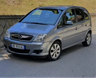 Sprednji pogled najetega avtomobila Opel Meriva v v mestu Durres, Albanija ✓ Avtomobil #9800. ✓ Menjalnik Priročnik TM ✓ Mnenja 0.