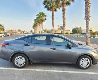 租车 Nissan Versa #9672 Automatic 在 在迪拜，配备 1.6L 发动机 ➤ 来自 卡里姆 阿联酋。