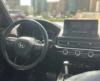 Honda Civic 2023 beschikbaar voor verhuur in Dubai, met een kilometerlimiet van 250 km/dag.