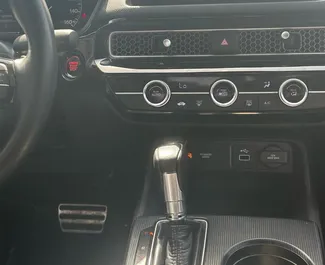 Interior de Honda Civic para alquilar en los EAU. Un gran coche de 5 plazas con transmisión Automático.