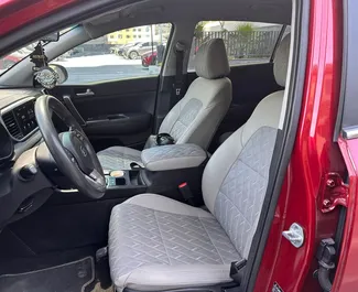 Intérieur de Kia Sportage à louer dans les EAU. Une excellente voiture de 5 places avec une transmission Automatique.