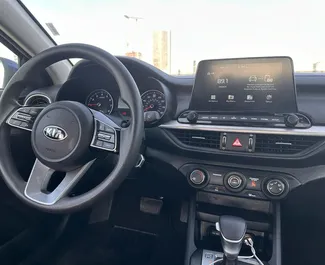 Interiér Kia Forte k pronájmu v SAE. Skvělé auto s 5 sedadly a převodovkou Automatické.