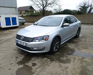 Vista frontal de un Volkswagen Passat de alquiler en el aeropuerto de Kutaisi, Georgia ✓ Coche n.º 9701. ✓ Automático TM ✓ 1 opiniones.