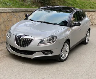 Vista frontal de un Lancia Delta de alquiler en Durres, Albania ✓ Coche n.º 9798. ✓ Manual TM ✓ 0 opiniones.