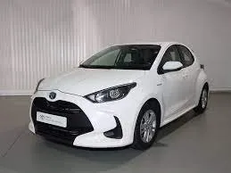 Frontvisning av en leiebil Toyota Yaris på Madeira, Portugal ✓ Bil #9840. ✓ Automatisk TM ✓ 0 anmeldelser.