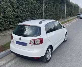 Volkswagen Golf Plus 2008 automašīnas noma Albānijā, iezīmes ✓ Dīzeļdegviela degviela un 110 zirgspēki ➤ Sākot no 28 EUR dienā.