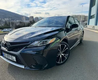 Vista frontal de un Toyota Camry de alquiler en Tiflis, Georgia ✓ Coche n.º 9738. ✓ Automático TM ✓ 0 opiniones.