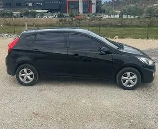 Najem avtomobila Hyundai Accent Blue 2013 v v Albaniji, z značilnostmi ✓ gorivo Dizel in 110 konjskih moči ➤ Od 22 EUR na dan.