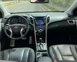 Interior do Hyundai i30 para aluguer na Albânia. Um excelente carro de 5 lugares com transmissão Automático.