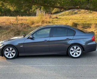 ティラナ空港にて、アルバニアにてでのBMW 320d #9595 マニュアルカーレンタル、2.0Lエンジン搭載 ➤ エリンドから。