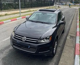 Vista frontal de un Volkswagen Touareg de alquiler en Tirana, Albania ✓ Coche n.º 9693. ✓ Automático TM ✓ 0 opiniones.