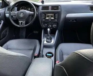 Volkswagen Jetta nuoma. Ekonomiškas, Komfortiškas automobilis nuomai Albanijoje ✓ Be užstato ✓ Draudimo pasirinkimai: TPL, FDW, Užsienyje.