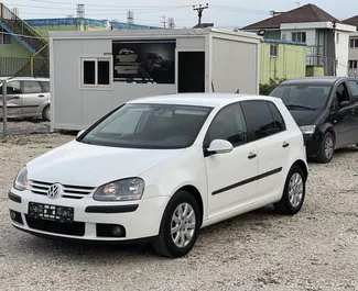 Vista frontal de un Volkswagen Golf 5 de alquiler en el aeropuerto de Tirana, Albania ✓ Coche n.º 9634. ✓ Automático TM ✓ 0 opiniones.