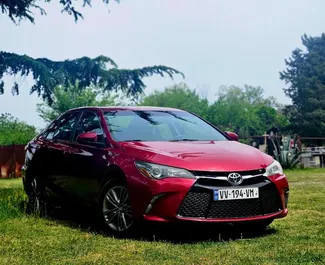 Ενοικίαση αυτοκινήτου Toyota Camry 2017 στη Γεωργία, περιλαμβάνει ✓ καύσιμο Βενζίνη και 148 ίππους ➤ Από 110 GEL ανά ημέρα.