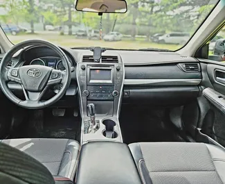 Wnętrze Toyota Camry do wynajęcia w Gruzji. Doskonały samochód 5-osobowy. ✓ Skrzynia Automatyczna.
