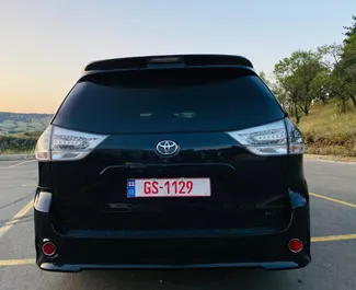 Toyota Sienna 2016 tillgänglig för uthyrning i Kutaisi, med en körsträckegräns på obegränsad.