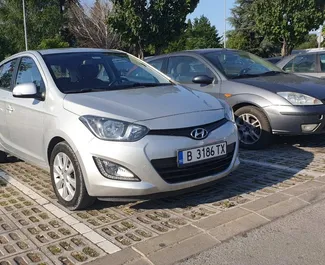 Predný pohľad na prenajaté auto Hyundai i20 v na letisku Burgas, Bulharsko ✓ Auto č. 9656. ✓ Prevodovka Automatické TM ✓ Hodnotenia 0.