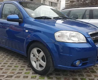 Vista frontale di un noleggio Chevrolet Aveo all'aeroporto di Burgas, Bulgaria ✓ Auto #9654. ✓ Cambio Automatico TM ✓ 0 recensioni.