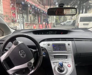 Toyota Prius vuokraus. Taloudellinen, Mukavuus auto vuokrattavana Georgiassa ✓ Ilman talletusta ✓ Vakuutusvaihtoehdot: TPL.