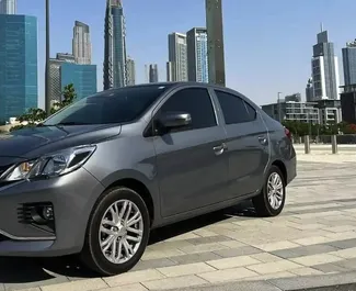 Vista frontal de um aluguel Mitsubishi Attrage no Dubai, Emirados Árabes Unidos ✓ Carro #9953. ✓ Transmissão Automático TM ✓ 2 avaliações.