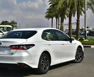 Vista frontal de un Toyota Camry de alquiler en Dubai, EAU ✓ Coche n.º 9955. ✓ Automático TM ✓ 0 opiniones.