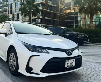 Frontvisning av en leiebil Toyota Corolla Sedan i Dubai, De Forente Arabiske Emirater ✓ Bil #9933. ✓ Automatisk TM ✓ 0 anmeldelser.