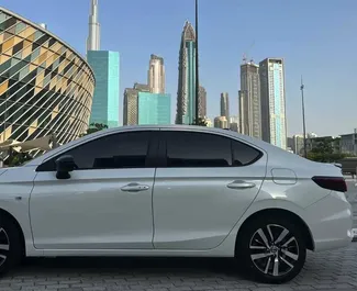 Frontvisning av en leiebil Honda City i Dubai, De Forente Arabiske Emirater ✓ Bil #9954. ✓ Automatisk TM ✓ 0 anmeldelser.