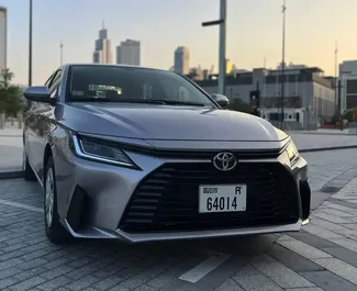 واجهة أمامية لسيارة إيجار Toyota Yaris Ativ في في دبي, الإمارات العربية المتحدة ✓ رقم السيارة 10149. ✓ ناقل حركة أوتوماتيكي ✓ تقييمات 0.