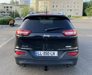 Interiøret til Jeep Cherokee til leie i Georgia. En flott 5-seters bil med Automatisk-gir.