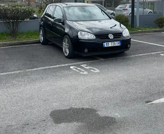 Vista frontal de un Volkswagen Golf 5 de alquiler en el aeropuerto de Tirana, Albania ✓ Coche n.º 10035. ✓ Automático TM ✓ 0 opiniones.