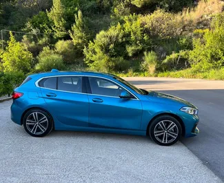 モンテネグロにてでのBMW 116d 2023カーレンタル、特徴は✓ディーゼル燃料と116馬力 ➤ 1日あたり43 EURからスタート。